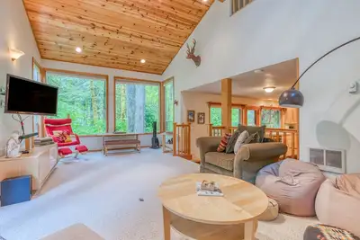 Image de 2-story home with gas grill, deck, gas fireplace, river access, and washer\/dryer