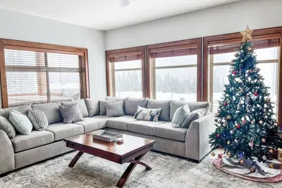 Image de Luxurious True ski in/out chalet in Happy Valley with gorgeous views!