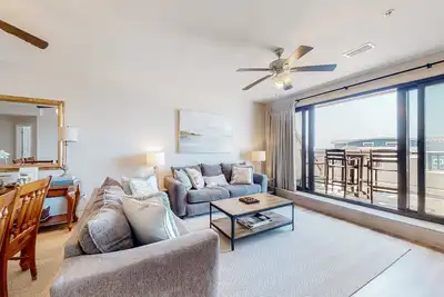 Image de Renovated oceanfront condo with lanai, pool, hot tub & view - snowbird-friendly