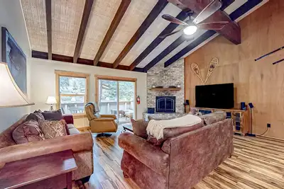 Image de Comfy condo with pools, fireplace, sauna & tennis - near hiking & waterfalls