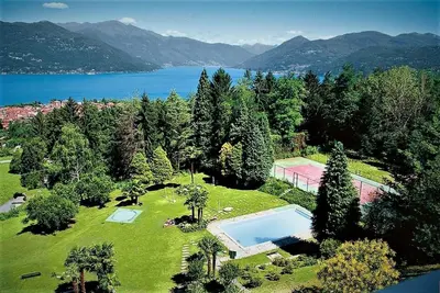 Image de 3-room apartment with balcony and wonderful lake view in a vacation complex with pool