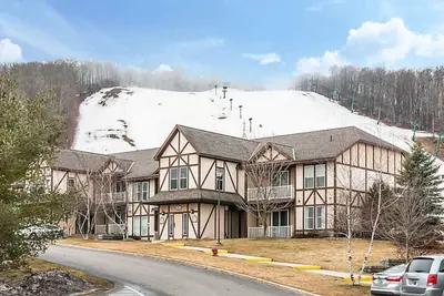 Image de Relax in this 1bd resort condo after skiing at Boyne Mountain