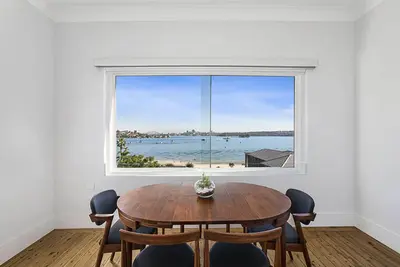 Image de Stunningly renovated Art Deco beachside 2br apartment with views