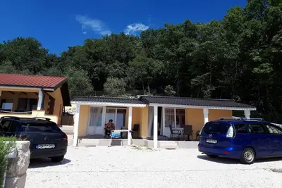 Image de Maison avec terrasse située près de la plage