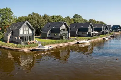 Image de Villa à Balk avec ponton privé