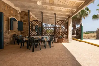Image de Maison de vacances Pescetti Bobba B avec vue sur les montagnes et jardin.