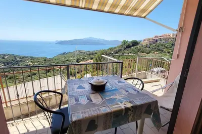 Image de Appartement \"Bellavista\" avec vue sur la mer, balcon et terrasse privés.