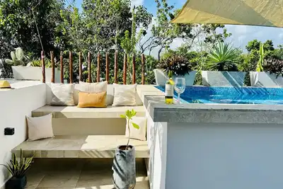 ✩ Private Rooftop Pool ✩ Bike to Ruins or Beach ✩
