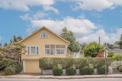 Image de 3859 Beach Bungalow ~ Walk to Bay and Restaurants