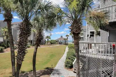 Image de Beach View, Pet Friendly, 3 Br End-Unit Steps from Beach ~ Sand and Surf