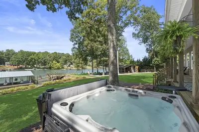 Image de Natural High Lakefront Retreat: Spacious Family Getaway with Entertainment Room, Huge Backyard, and More!