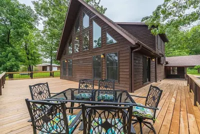 Image de 3200 sq ft Lakeside Retreat with Hot Tub & More - Getaway Ranch
