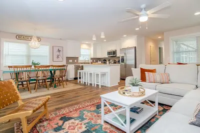 Image de Newly renovated home across from the beach!