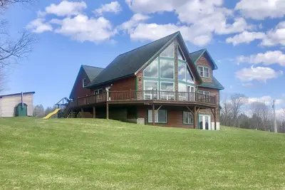 Image de Spectacular Mountain Views from this Chalet Near Ski Resort and Lake