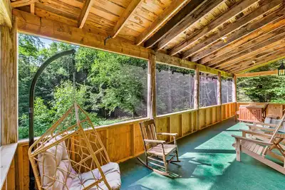 Image de Stunning dog-friendly cabin with grill, deck, golf nearby, & washer/dryer