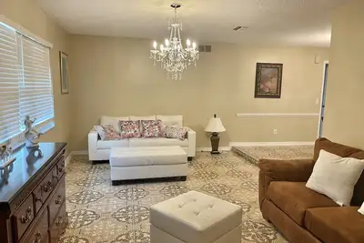 Image de Centrally Located Home