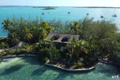 Image de A rare combination of central location convenience & private island seclusion