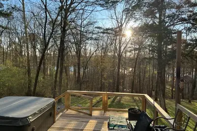 Image de This is Deep Chill! Relax in the hot tub or walk 3 minutes to the lake.