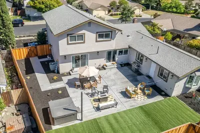Image de Newly Renovated Wine Country Home w\/ Guest House