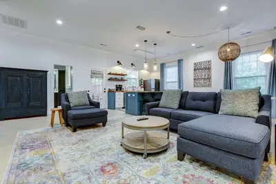 Image de Deacon Stays: Double House at Idlewilde - Walk to Wfu - Sleeps 16