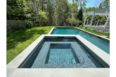 Image de East Hampton home with heated pool and hot tub