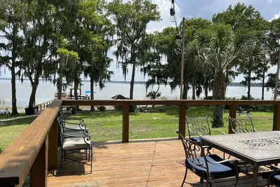 Image de Beautiful lake house with large deck