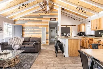 Image de Walk to the Slopes from Modern Cabin with Hot Tub, Moonridge