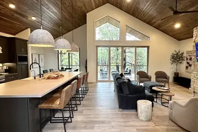 Image de Modern Luxury Cabin in the Pines