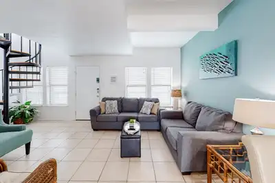 Image de Wonderful beachfront escape with WiFi, balcony, pool, central Ac & loft