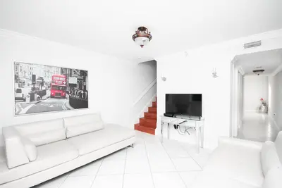 Image de Beautiful 2/2. 5 Condo w/Free Parking Fast Wifi