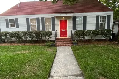 Image de Beautiful 2 Bedroom 1930s Home In Popular Park-Side. Two miles to River front