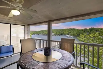 Image de Lake Views, Lakefront Pool, Great Location!