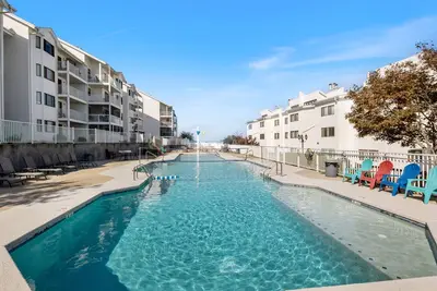 Image de Lakefront Condo w/ Boat Slip, Patio & Resort Style Pool