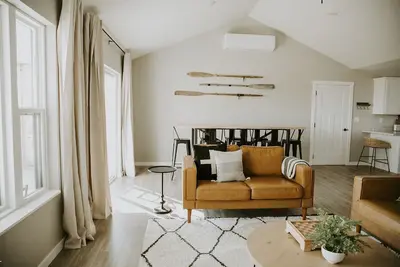 Image de Arrow Haus: Luxe cabin near lakes, winery, resorts & downtown Alex