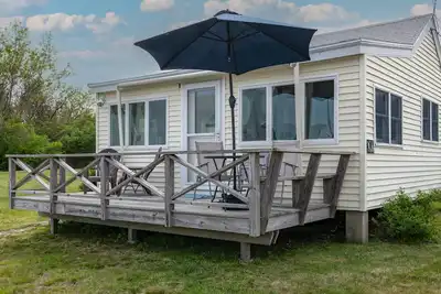 Image de Enjoy beautiful easterly views of Casco Bay from this charming 1br cottage