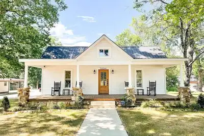 Image de Charming Home w\/ Grill and Firepit