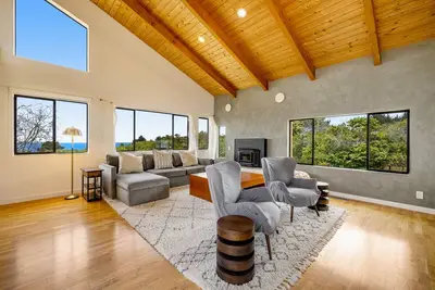 Image de Stunning home with sweeping ocean views, private hot tub & outdoor living