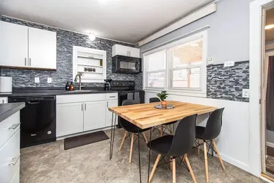 Image de ⁂Centrally Located⁂Close to Downtown⁂Stocked Kitchen⁂