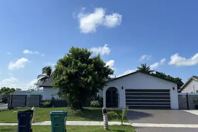 Image de Cozy 3/2 with private pool and bbq