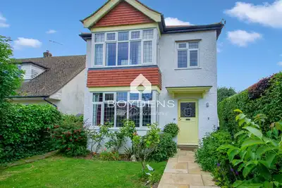 Image de Located in one of the popular Frinton Avenues within walking distance of shops, cafes and beaches