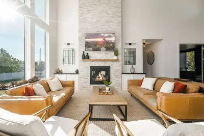 Image de Private Getaway with Theater Room, Hot Tub, Dry Sauna, 7 bedrms, 4 bathrms
