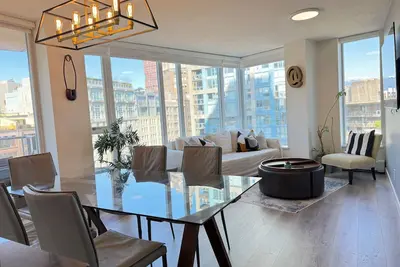 Image de Recently Renovated 98 Walkable Score 2. 5bdrm Condo w Parking, Pool, Sauna + A/C