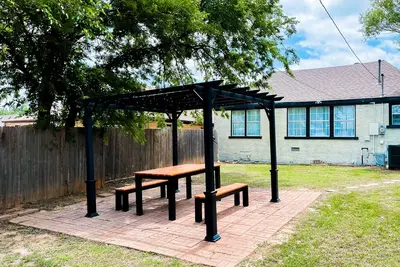 Image de Central Okc. Few Min to Plaza, Paseo, Asian. King Bed w/ in-room Tv. No Chores! !