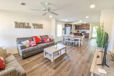 Image de Charming Getaway ★ Perfect for Game Day and Campus Visit ★ Parking 2 Car Garage