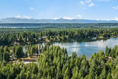Image de Quintessential cozy Lakehouse! Dogs-Ok, Hot tub, Private Beach, Dock, Fireplace