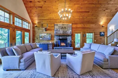 Image de Stowe Dream Home With Hot Tub, Fire Pit And Game Room