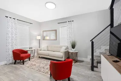 Image de Tasteful oasis in old Roseville