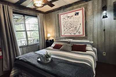 Image de Gold Panner's Bunkhouse Sleeps 2 With King Size Bed