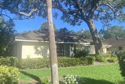 Image de 2br - 2ba House with a water view and a 37ft boat lift!