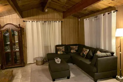 Image de Beautiful cozy cabin w/hot tub 8 min from the lake and the village
